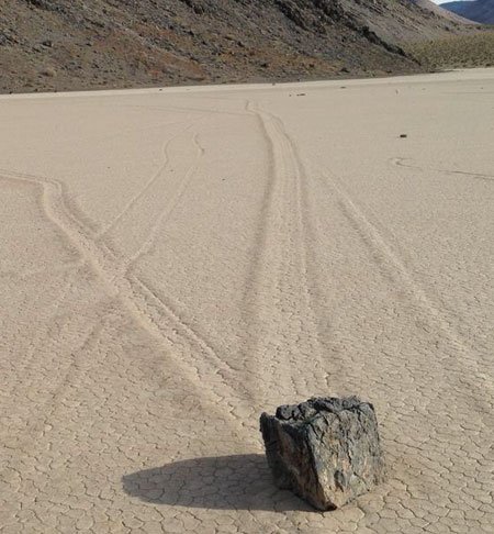 데스 밸리의 스스로 움직이는 돌의 미스터리, 과학자들도 풀지 못한 비밀