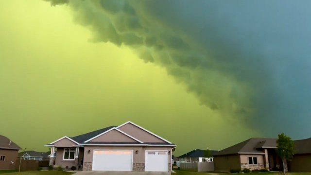 심각한 폭풍 전 하늘이 녹색으로 변하는 이유: 놀라운 과학적 원리