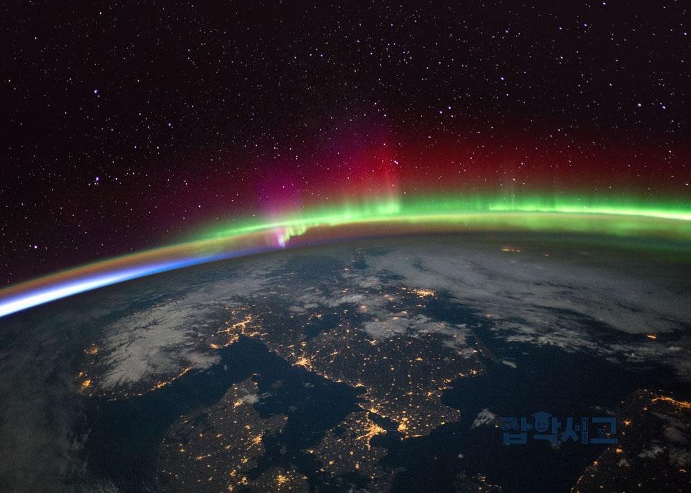 오로라의 과학적 원리: 북극광이 만들어지는 신비로운 과정